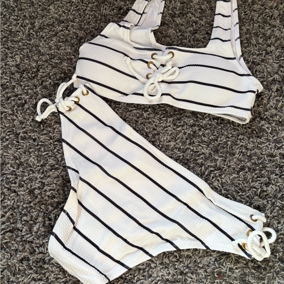 Stylish Striped Bikini Set black and white size  medium - Picture 7 of 7